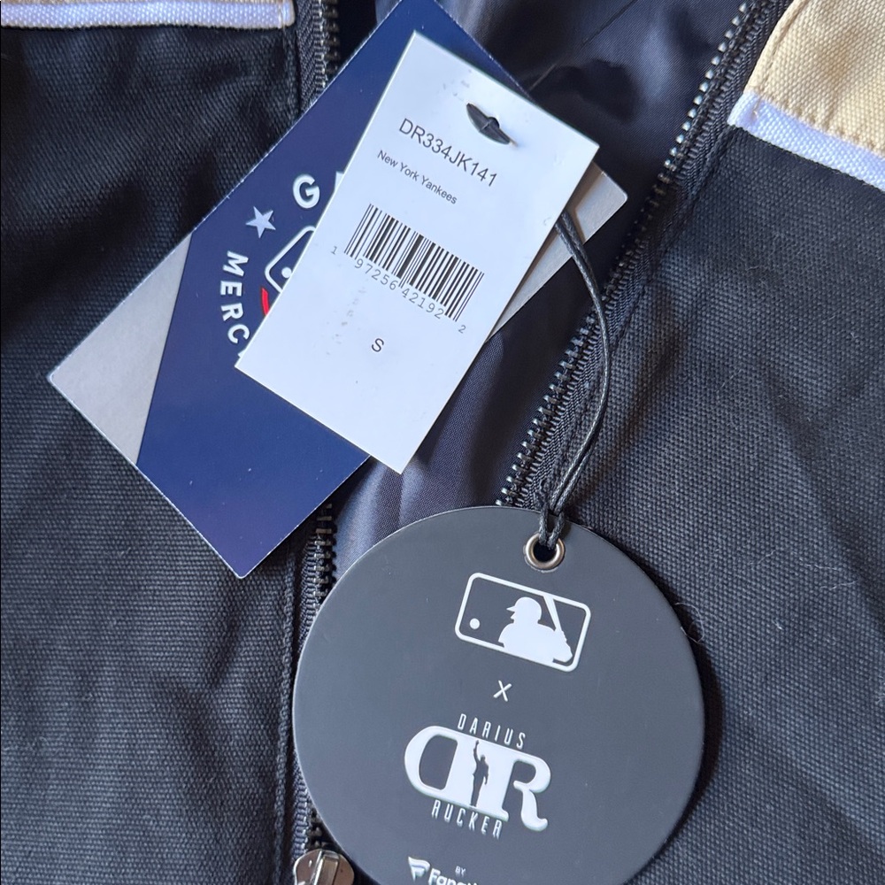 MLB Yankees Jacket - Picture 3 of 4